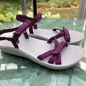 Women’s size 11 Columbia sandals